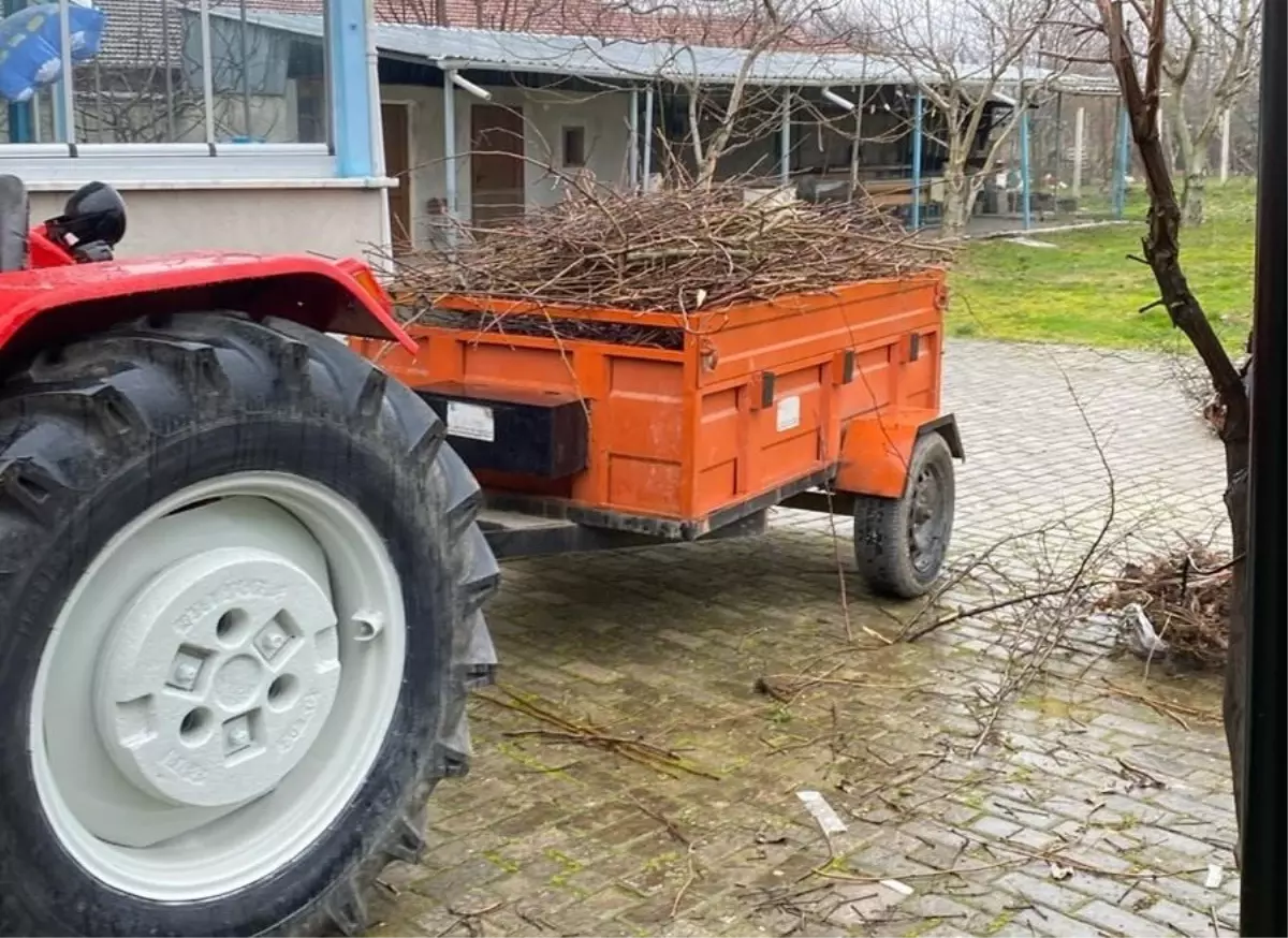 Odun Yüklerken Traktör Römorkundan Düşen Yaşlı Adam Hayatını Kaybetti